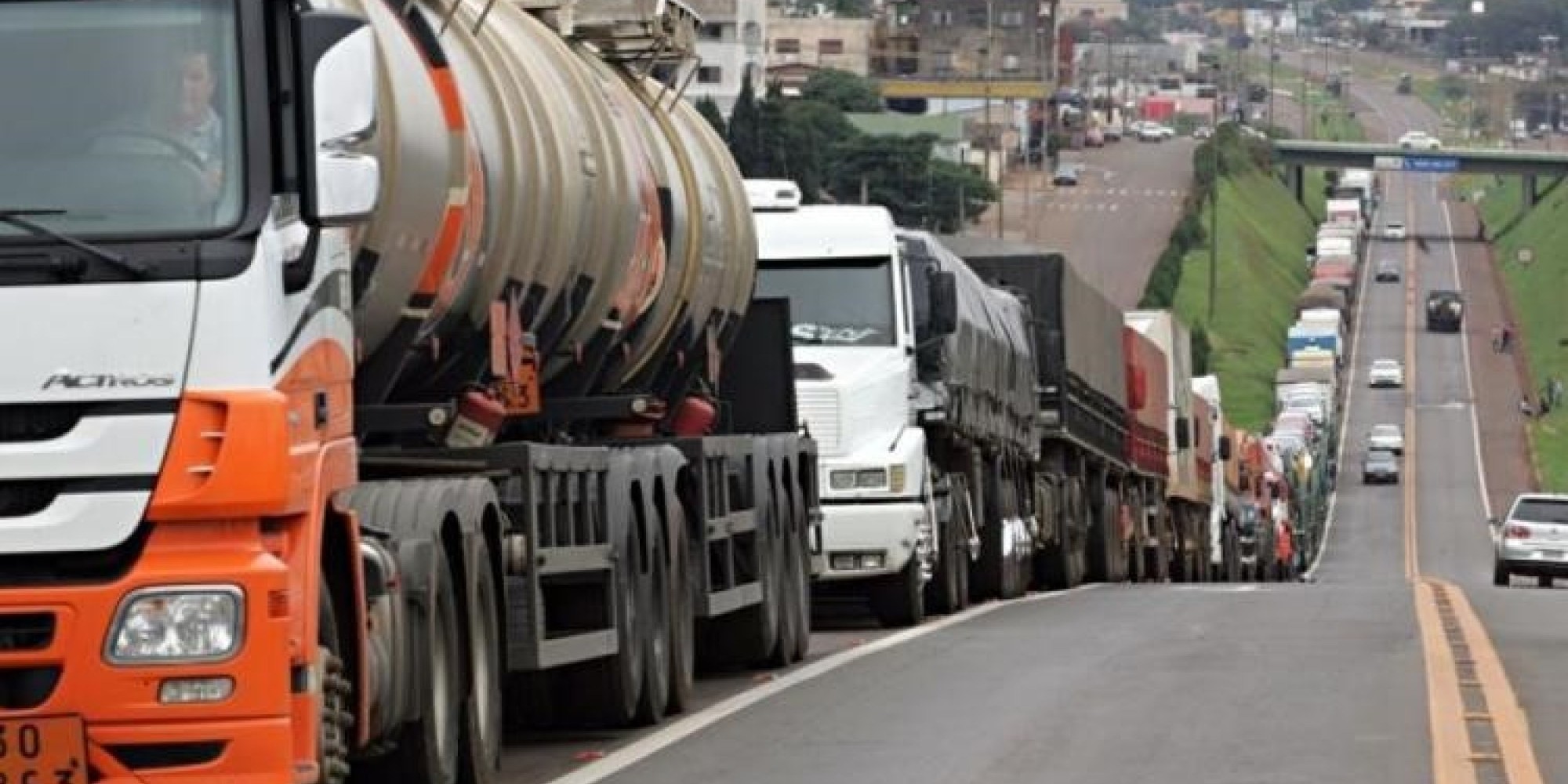 Governo estuda aumentar Auxílio Brasil e criar voucher para caminheiros