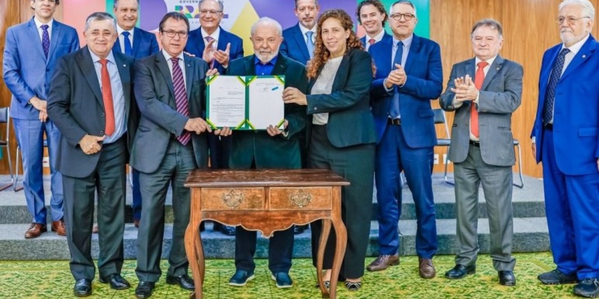 Valor do salário mínimo 2024: novo cálculo do governo Lula revela quantia estimada