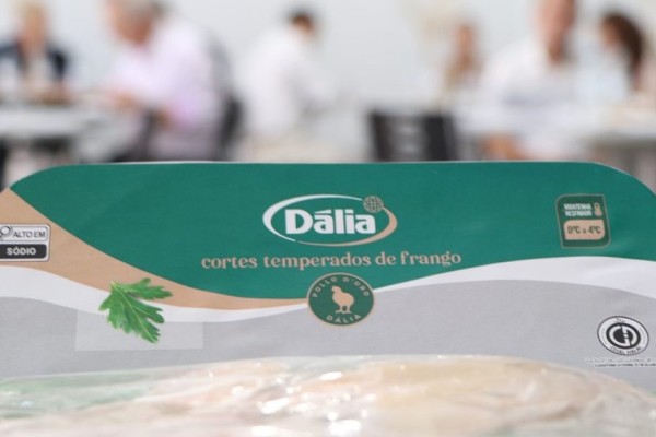 Dália deve lançar uma nova linha de cortes de frango resfriado