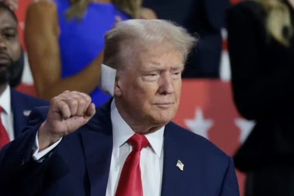 Trump aparece pela primeira vez com curativo na orelha após atentado