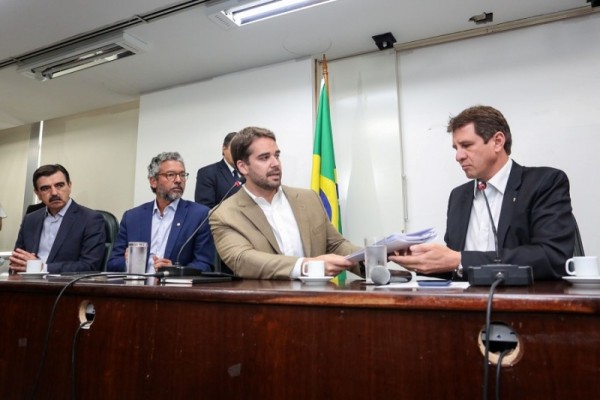  Uma das propostas encaminhadas por Leite prevê a contratação, em caráter emergencial, de 17 especialistas em saúde