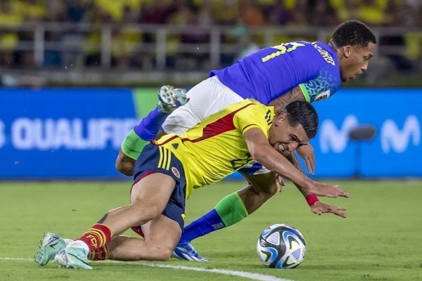 De virada, Brasil perde para a Colômbia nas Eliminatórias da Copa do Mundo