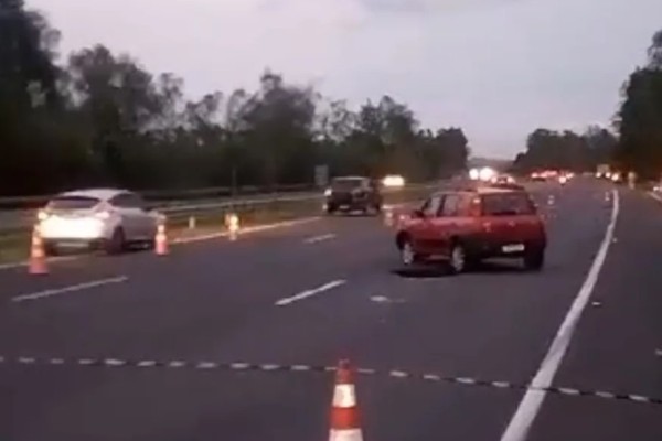 Cratera provoca congestionamento na Freeway