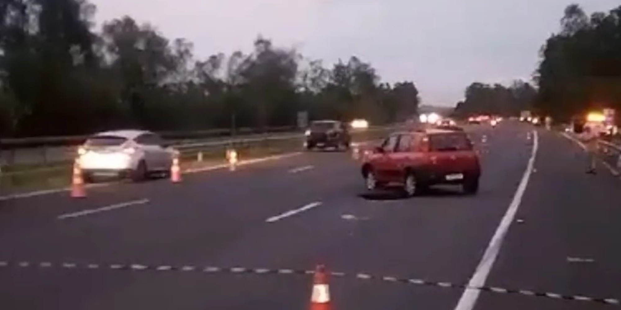 Cratera provoca congestionamento na Freeway