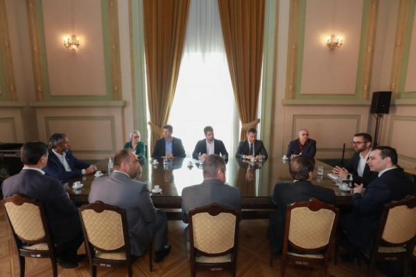 Antes da transmissão pela internet, governador apresentou o decreto aos chefes de poderes