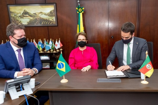  Governador Leite assina termo, já assinado pela ministra Tereza Cristina, acompanhado do secretário Covatti Filho, em Brasília