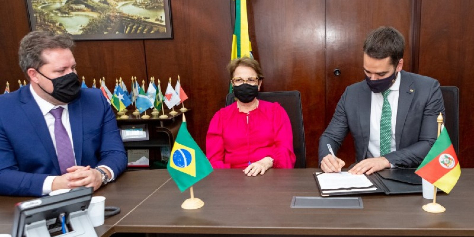 Governador Leite assina termo, já assinado pela ministra Tereza Cristina, acompanhado do secretário Covatti Filho, em Brasília Governador Leite assina termo, já assinado pela ministra Tereza Cristina, acompanhado do secretário Covatti Filho, em Brasília