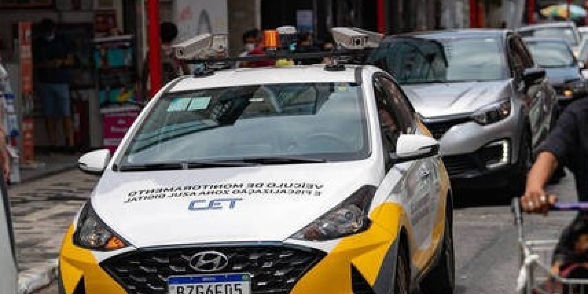 Carro “espião” ajuda a multar por estacionamento irregular