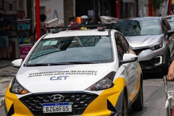 Carro “espião” ajuda a multar por estacionamento irregular