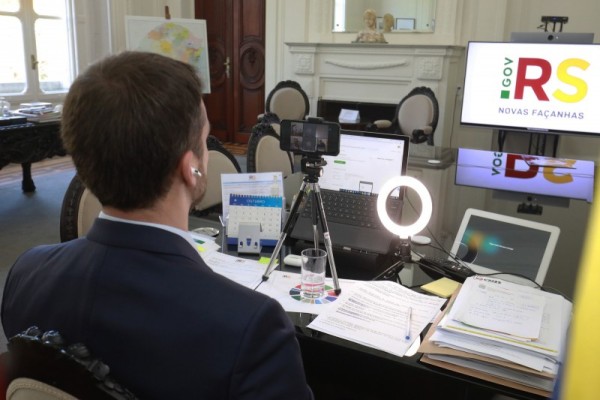 No Piratini, governador participou, por vídeo, de transmissão ocorrida a partir da Cooperativa de Júlio de Castilhos (Cotrijuc)