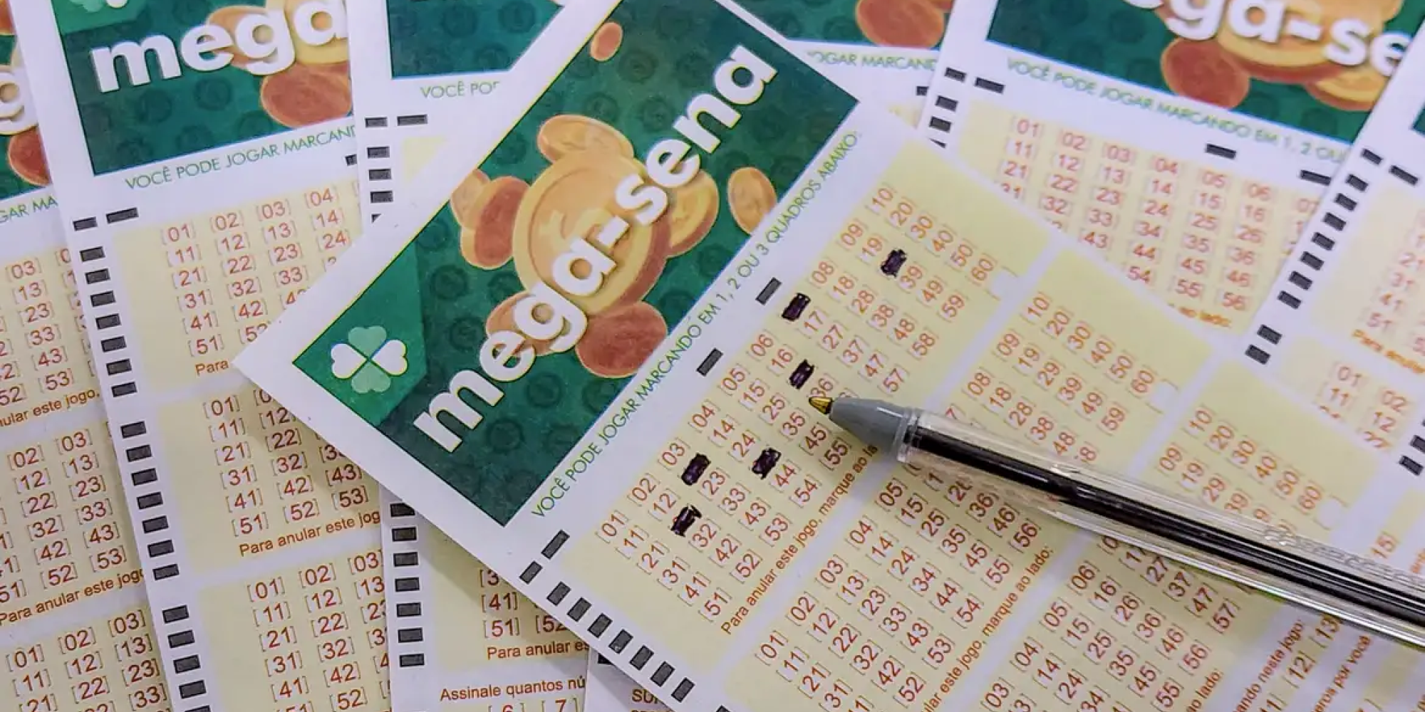 As dezenas sorteadas foram: 02 – 04 – 14 – 18 – 22 – 44 As dezenas sorteadas foram: 02 – 04 – 14 – 18 – 22 – 44