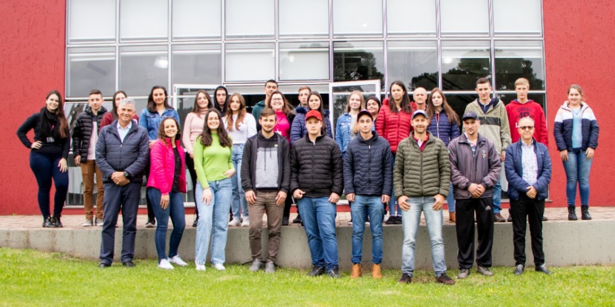 Dália recebe jovens que conheceram a Matriz e os Complexos Avícola e Lácteo