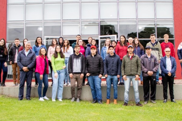 Dália recebe jovens que conheceram a Matriz e os Complexos Avícola e Lácteo