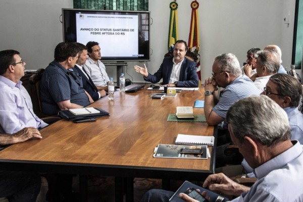 Na reunião da Secretaria da Agricultura, Pecuária e Desenvolvimento estiveram representantes de Farsul, Febrac, Fetag e Fundesa