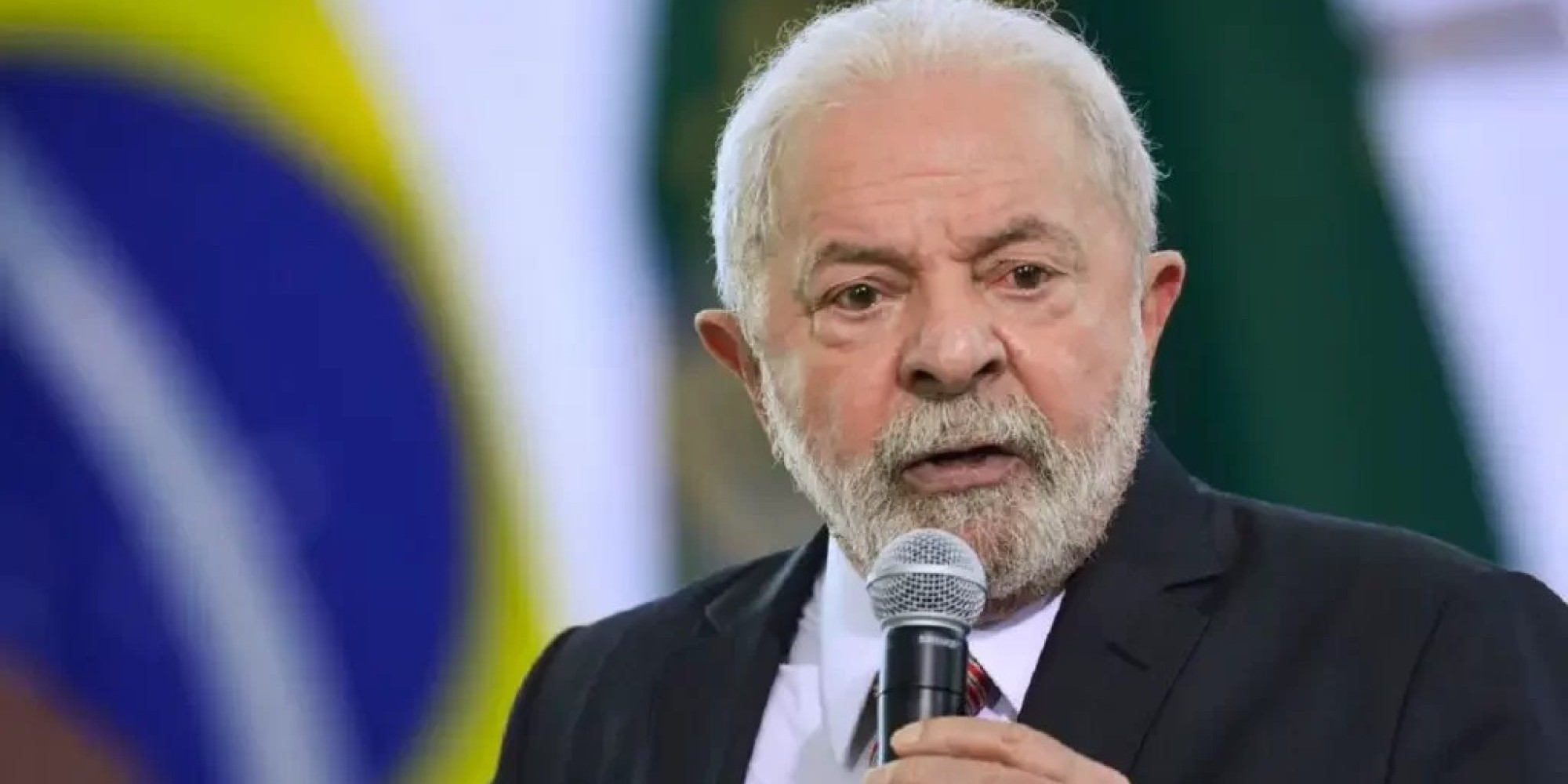 Lula diz que vai 'continuar batendo' no BC para reduzir taxa básica de juros