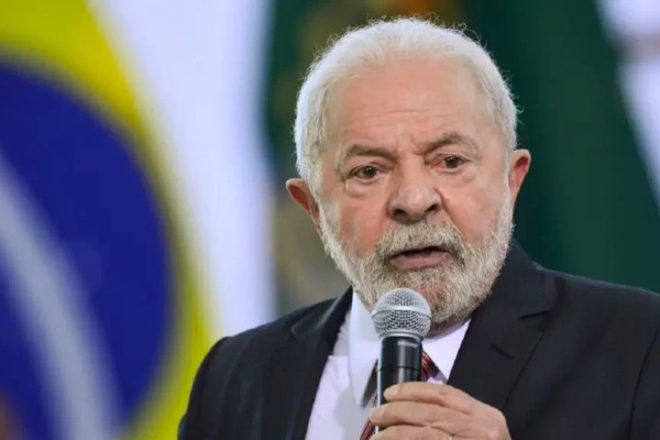 Lula diz que vai 'continuar batendo' no BC para reduzir taxa básica de juros