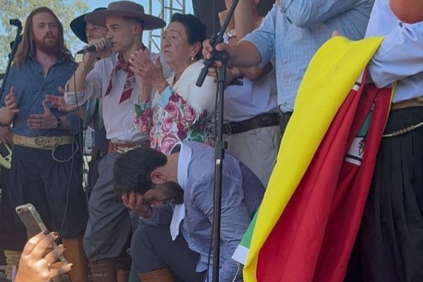 Matteus Amaral (BBB) é recebido com festa em Alegrete