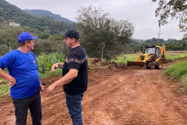 Equipe de Obras de Encantado realiza manutenção em estradas do interior