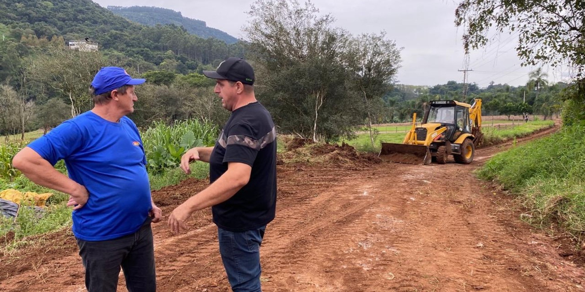Equipe de Obras de Encantado realiza manutenção em estradas do interior