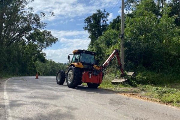 Administração de Encantado realiza roçadas no interior do município