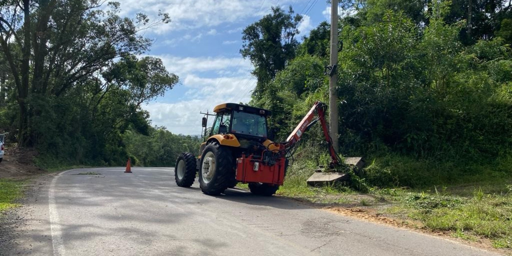 Administração de Encantado realiza roçadas no interior do município