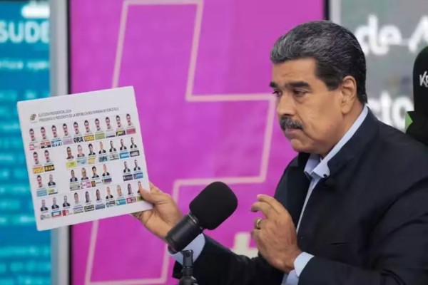 Nicolás Maduro mostra cédula de votação na qual a sua foto aparece 13 vezes