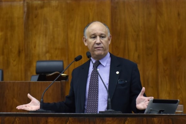 Deputado quer cumprimento de promessas do governador na área da educação