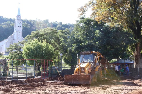 Revitalização da Praça Cristóvão Colombo em Muçum iniciou ontem