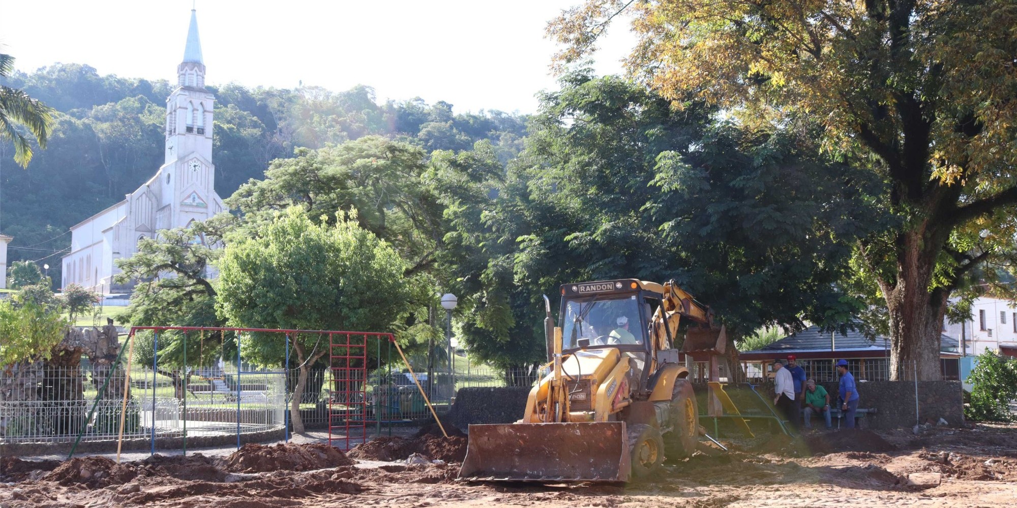 Revitalização da Praça Cristóvão Colombo em Muçum iniciou ontem