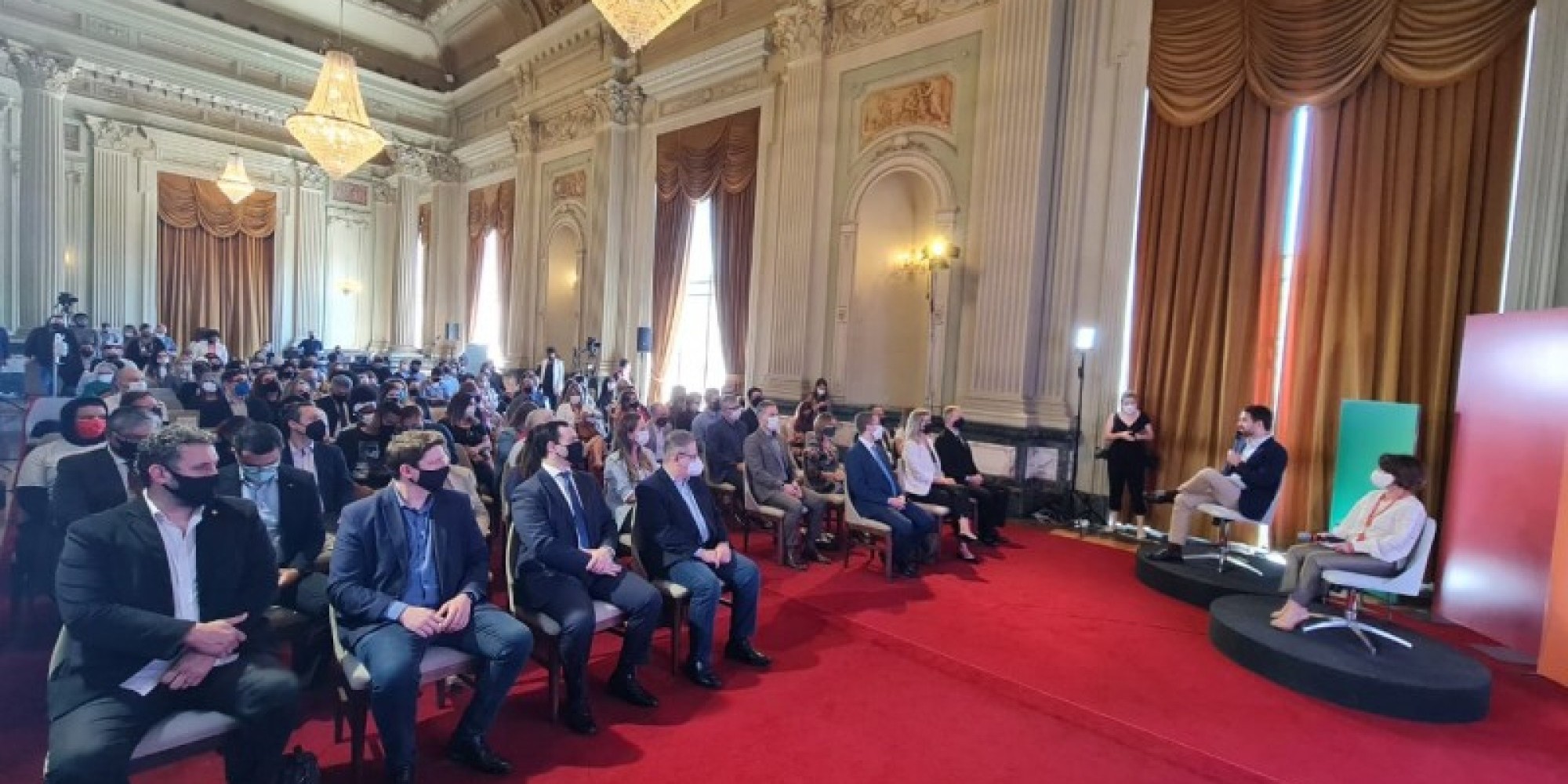 O Todo Jovem na Escola reúne bolsas para alunos do Ensino Médio, distribuição gratuita de absorventes para jovens em situação de vulnerabilidade, celulares para acesso a atividades remotas e uma pesquisa com alunos para estruturar o 4º ano do Ensino Médio O Todo Jovem na Escola reúne bolsas para alunos do Ensino Médio, distribuição gratuita de absorventes para jovens em situação de vulnerabilidade, celulares para acesso a atividades remotas e uma pesquisa com alunos para estruturar o 4º ano do Ensino Médio