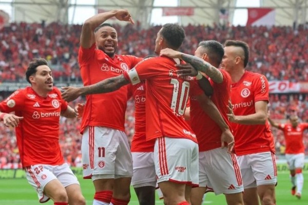 Internacional vence o Grêmio que reclama da arbitragem