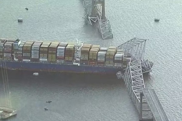Ponte cai após ser atingida por navio no EUA
