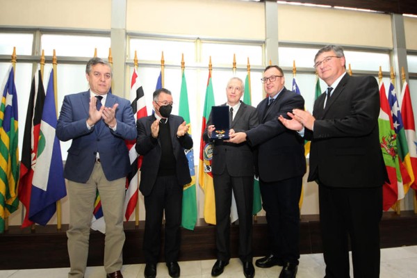 Adroaldo Conzatti recebe homenagem póstuma. Político falecido em 2021 foi agraciado com honraria concedida pela Assembleia Legislativa do RS 