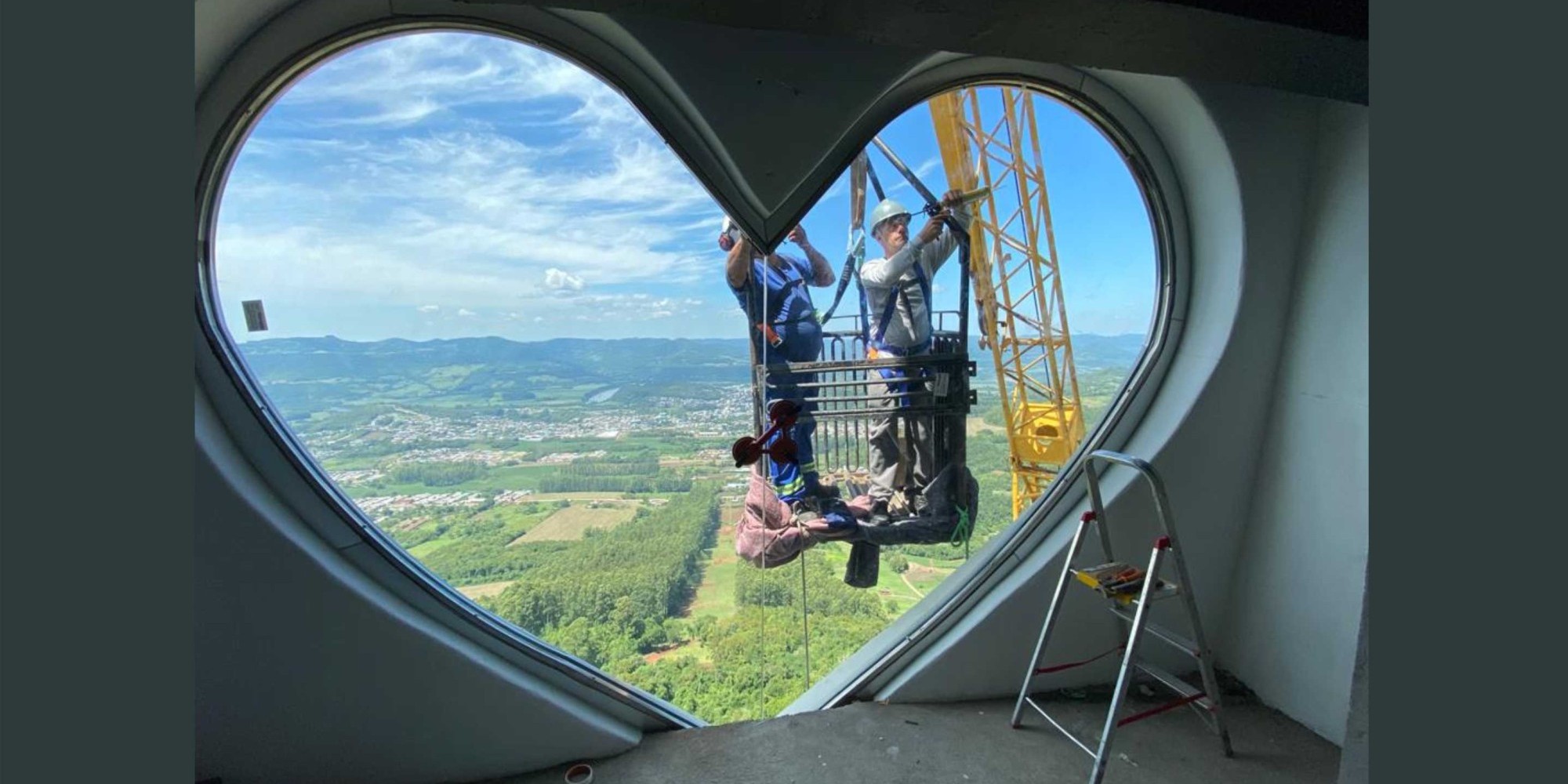 Coração do Cristo Protetor recebe o vidro no mirante