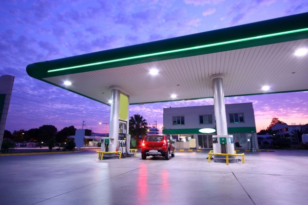 No Rio governador quer que postos que não baixaram a gasolina sejam denunciados