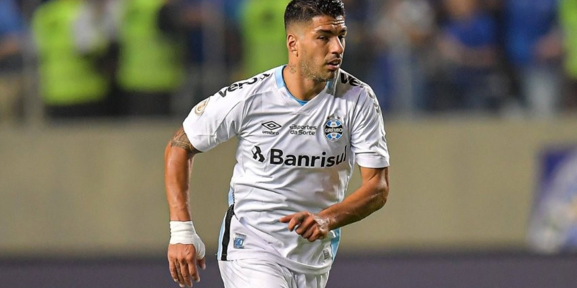 Em jogo de três viradas, Grêmio vence o América-MG