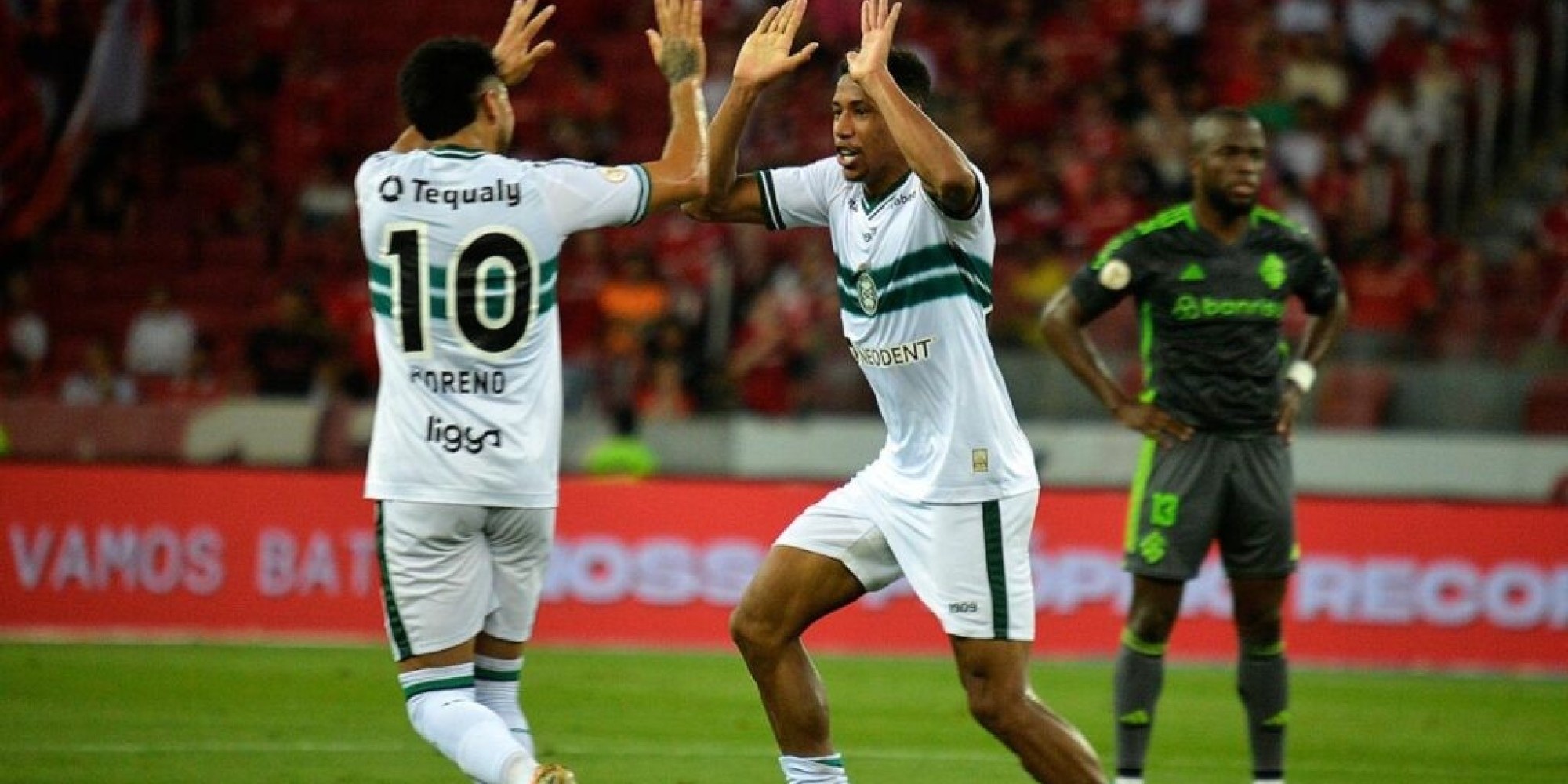 Com um a mais, Coritiba bate o Internacional e derruba tabu no Beira-Rio