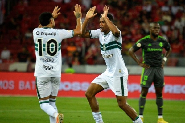 Com um a mais, Coritiba bate o Internacional e derruba tabu no Beira-Rio