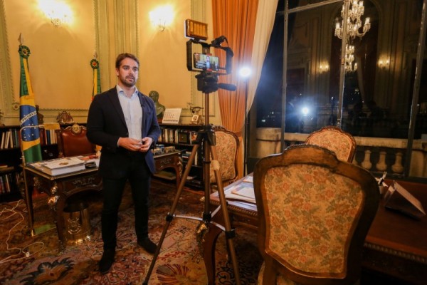 "É justamente agora que devemos ser mais rigorosos e não afrouxar restrições", disse Leite na noite desta terça (31)