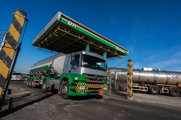 Petrobras anuncia redução de R$ 0,18 na gasolina para distribuidoras