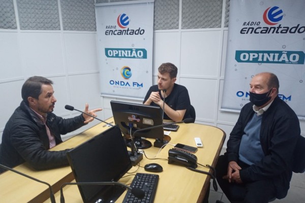 Sérgio Turra foi entrevistado por Henrique Pedersini e esteve acompanhado do ex-prefeito de Encantado Paulo Costi 