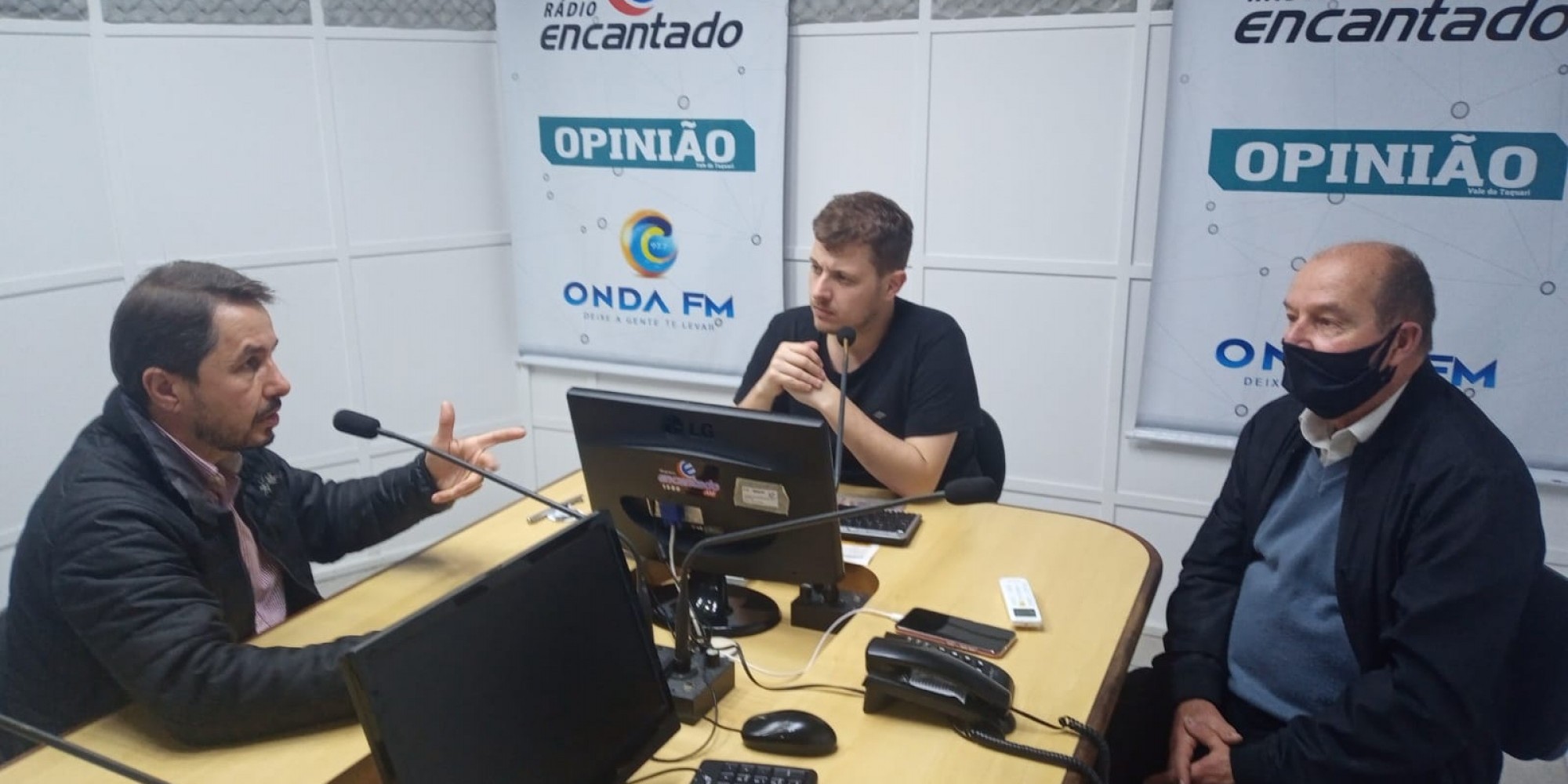 Sérgio Turra foi entrevistado por Henrique Pedersini e esteve acompanhado do ex-prefeito de Encantado Paulo Costi Sérgio Turra foi entrevistado por Henrique Pedersini e esteve acompanhado do ex-prefeito de Encantado Paulo Costi
