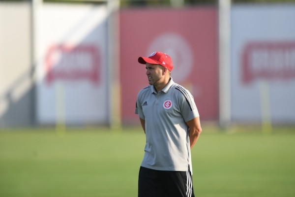 Coudet participa de treinos com jogadores colorados