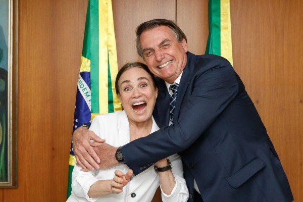 Presidente e atriz publicaram vídeo anunciando troca