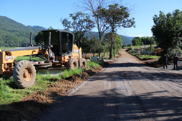 Inicia a 2ª etapa da Pavimentação na Linha Santa Lúcia