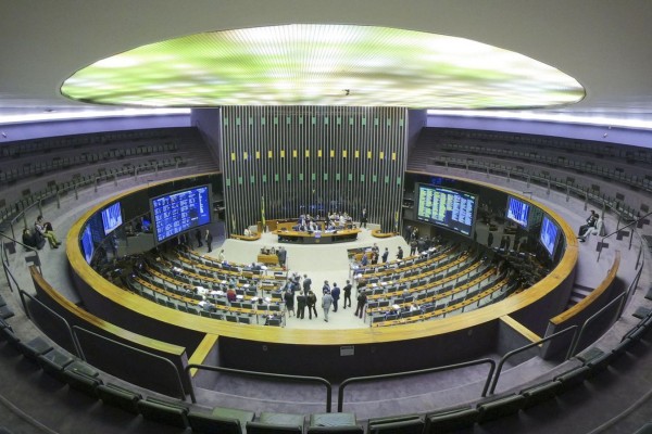 Emenda prevê estado de emergência para ampliar auxílios