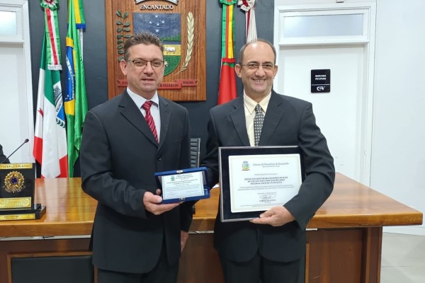 Presidente do Legislativo, vereador Valdecir Cardoso entrega as honrarias ao presidente do STR, Gilberto Zanatta