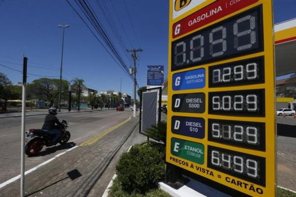 Governo anuncia redução de 71 centavos no ICMS da gasolina