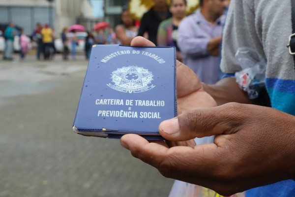 Desemprego no Brasil recua a 9,3%, menor taxa desde 2015