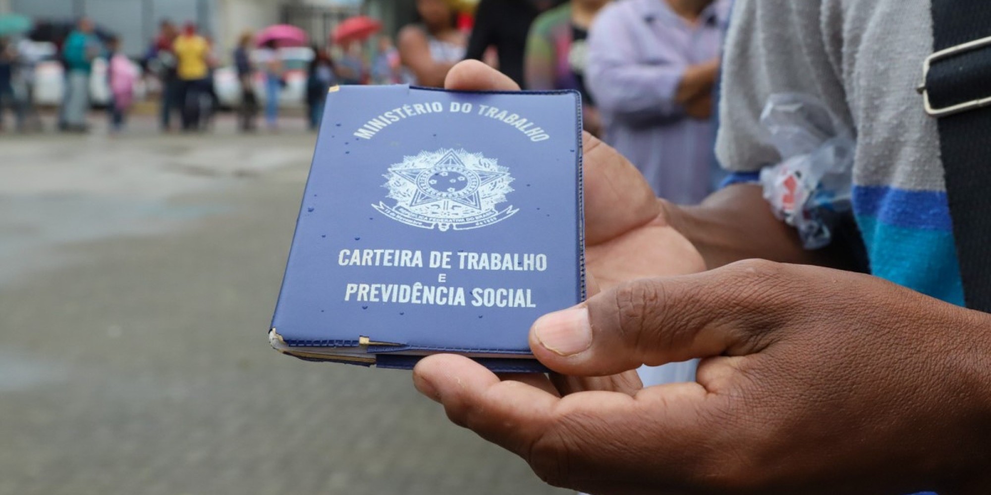 Desemprego no Brasil recua a 9,3%, menor taxa desde 2015